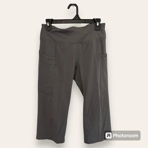 Duluth Trading Company Women's NoGA Classic Capris size  Small in Gray